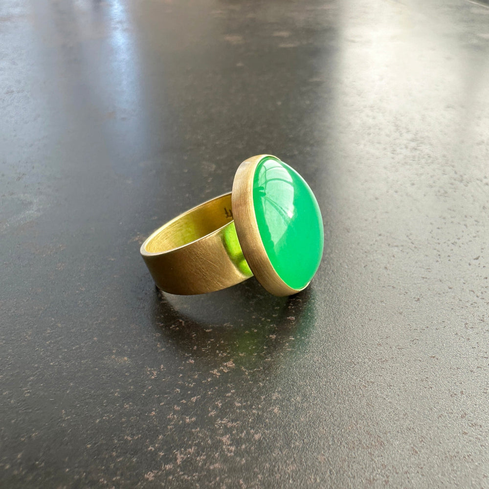 chrysoprase ring, 18k gold ring, fine jewelry, spin ring, size 8, unique jewelry, one of a kind jewelry, green luminous stone, 18 carat chrysoprase