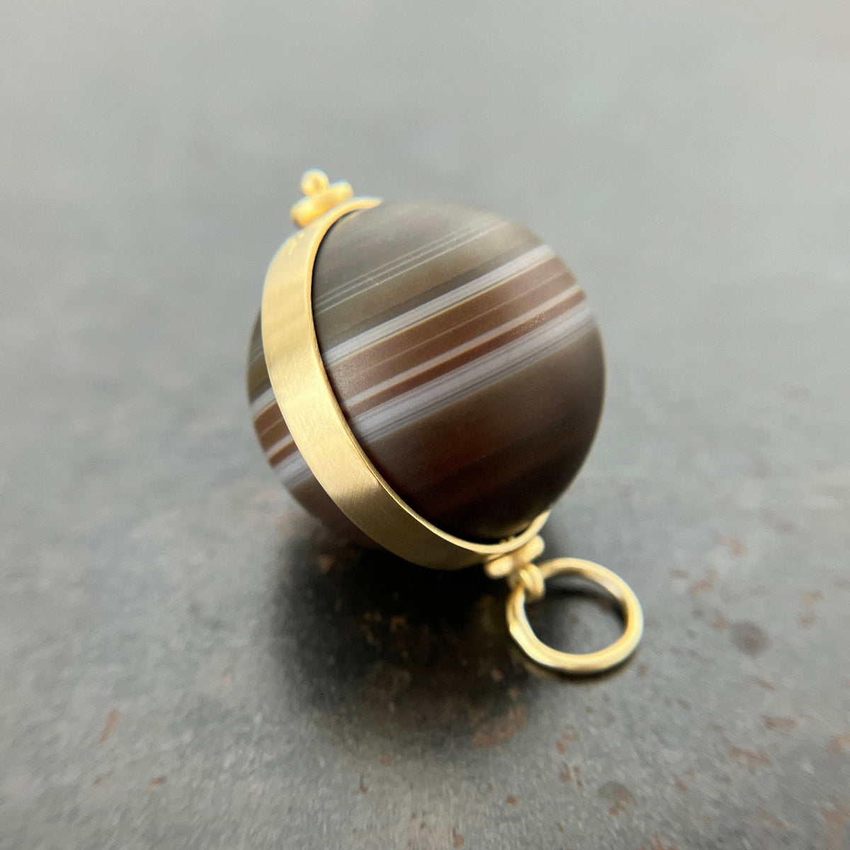 banded saturn agate pendant in 18k gold