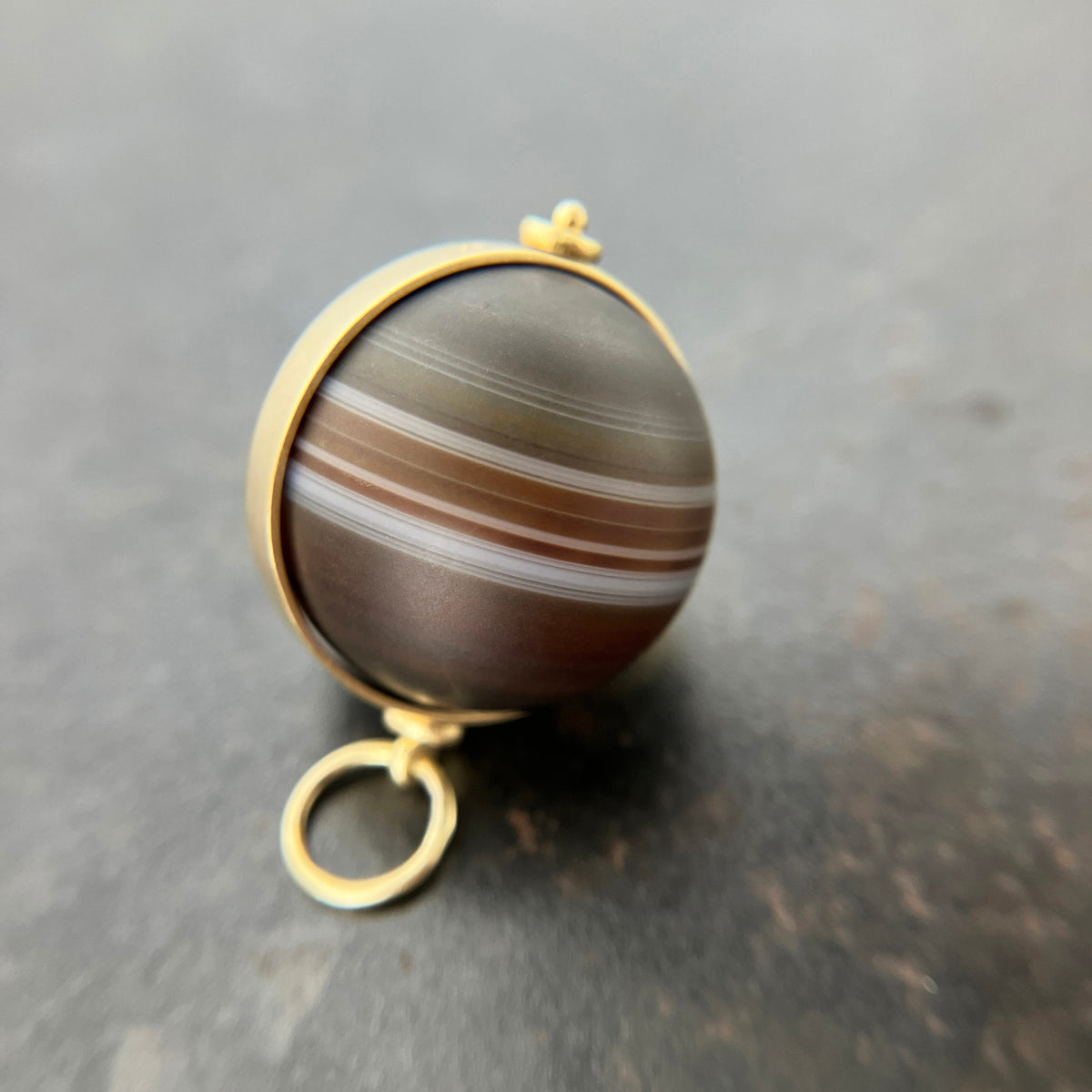 banded saturn agate pendant in 18k gold