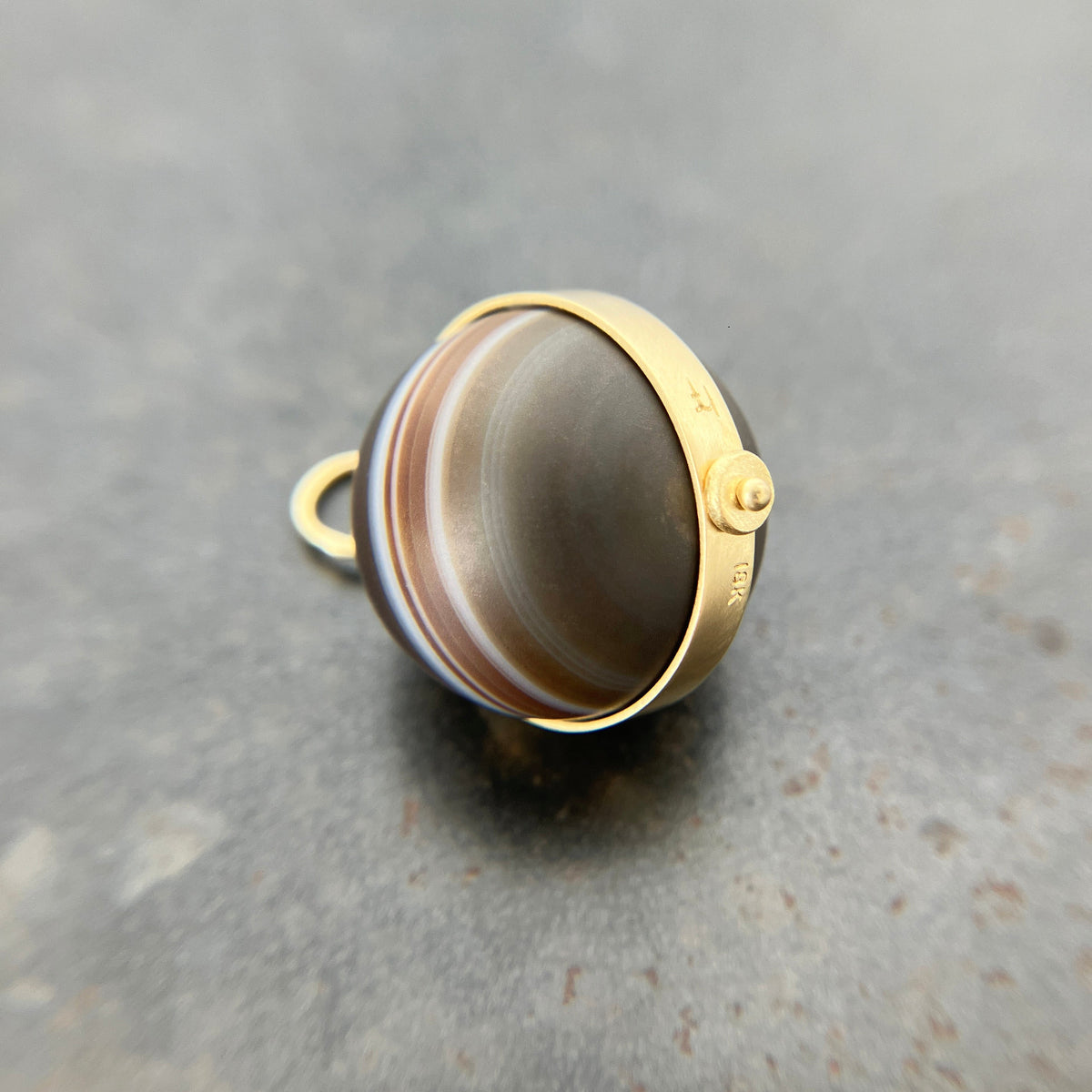 banded saturn agate pendant in 18k gold