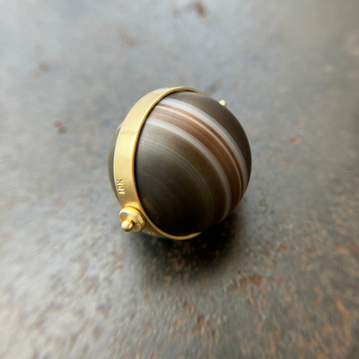 banded saturn agate pendant in 18k gold