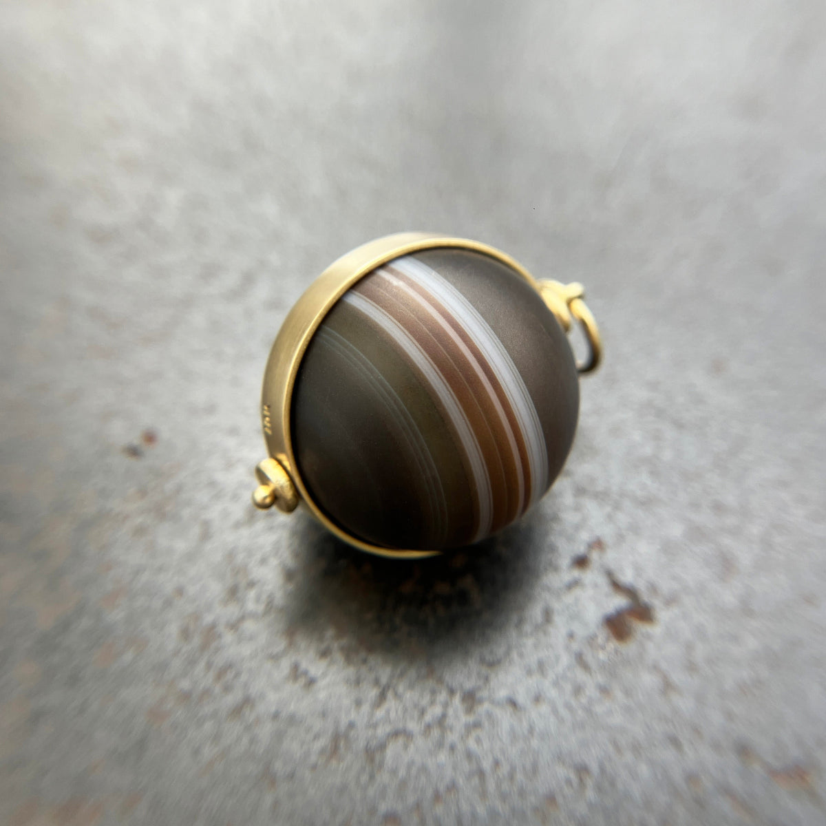banded saturn agate pendant in 18k gold