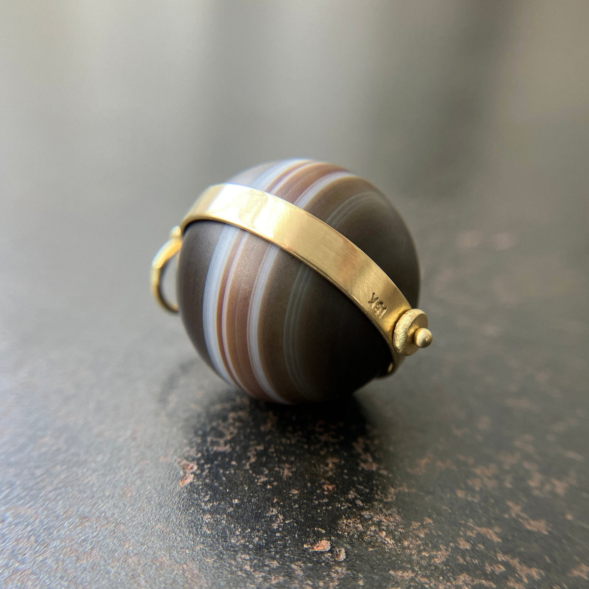 banded saturn agate pendant in 18k gold