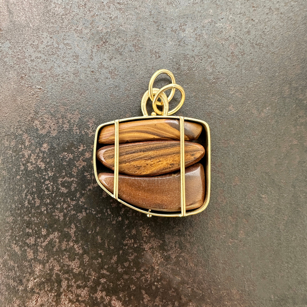 boulder opal pendant backside with woody matrix in 18k gold