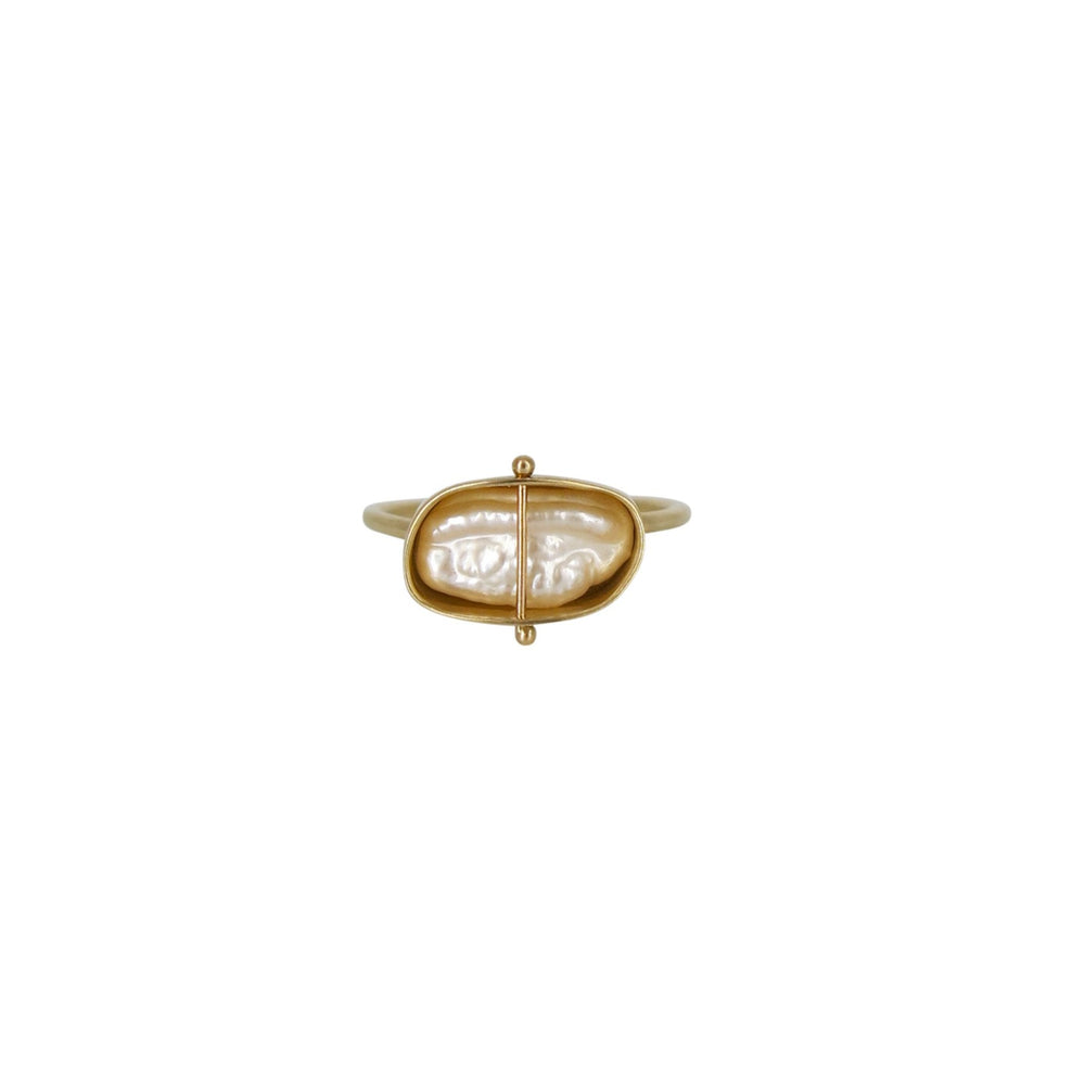 
                
                    Load image into Gallery viewer, Captured Biwa Pearl Ring
                
            